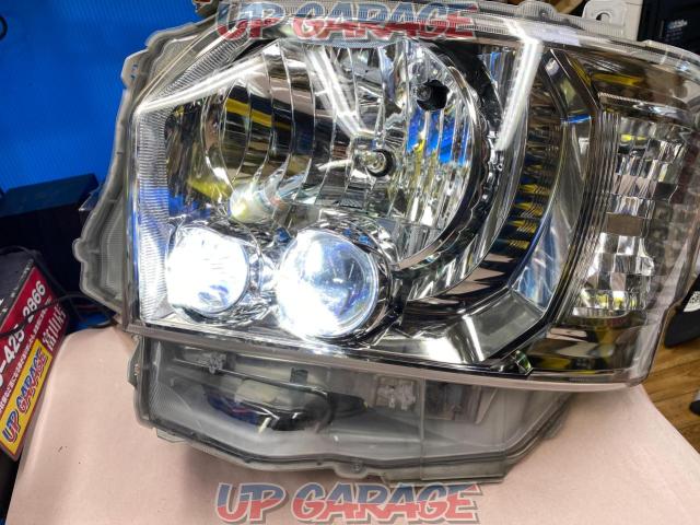 Toyota genuine 200 series Hiace 7 type genuine LED headlight
Right and left-04