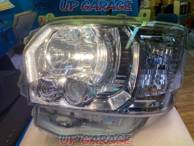Toyota genuine 200 series Hiace 7 type genuine LED headlight
Right and left-05