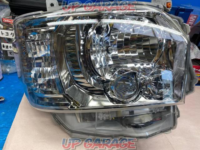 Toyota genuine 200 series Hiace 7 type genuine LED headlight
Right and left-08