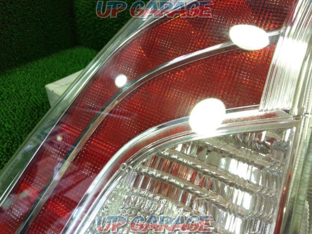 Toyota genuine
LED tail lens
Right and left
30 series Prius
Late version-03