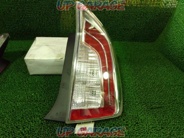 Toyota genuine
LED tail lens
Right and left
30 series Prius
Late version-05