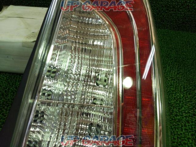 Toyota genuine
LED tail lens
Right and left
30 series Prius
Late version-06