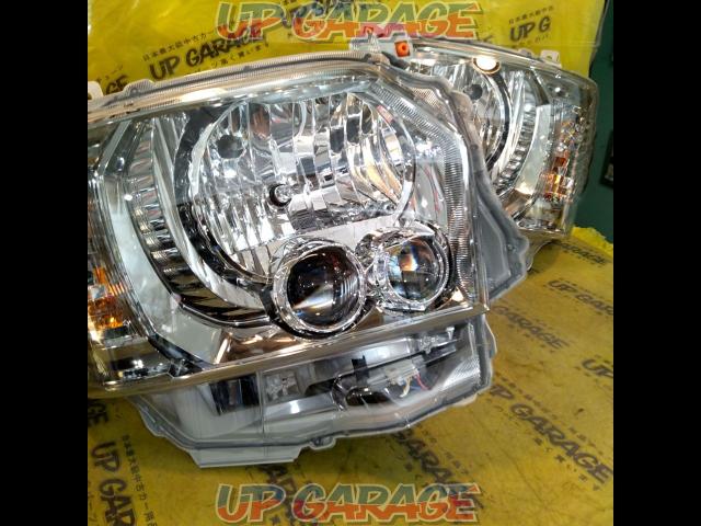 Toyota genuine
200 series/Hiace genuine LED headlights
Right and left-03