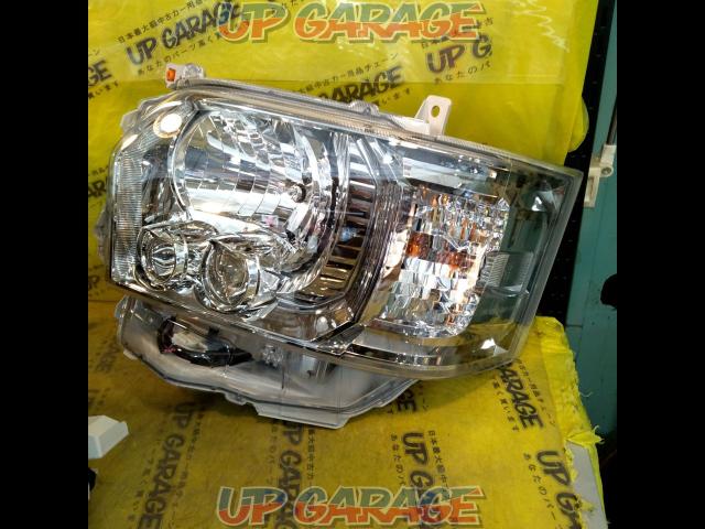 Toyota genuine
200 series/Hiace genuine LED headlights
Right and left-04