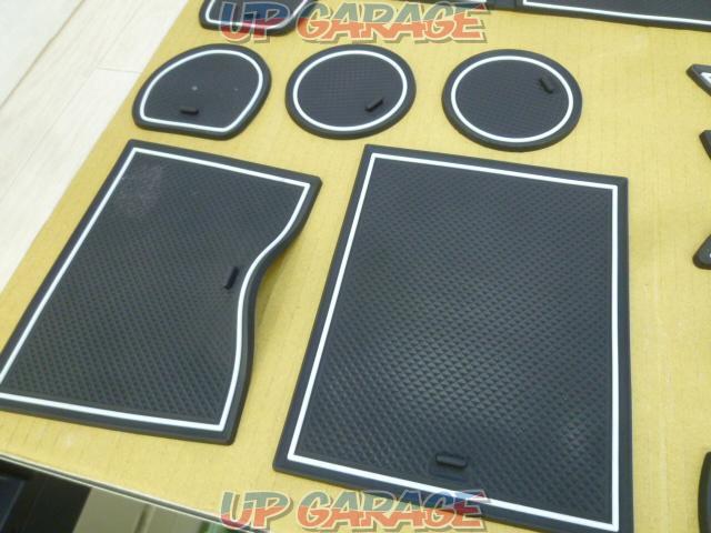 Unknown Manufacturer
Interior rubber mat-04