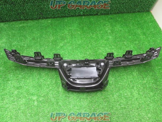 Toyota
Corolla Touring genuine front grill-02
