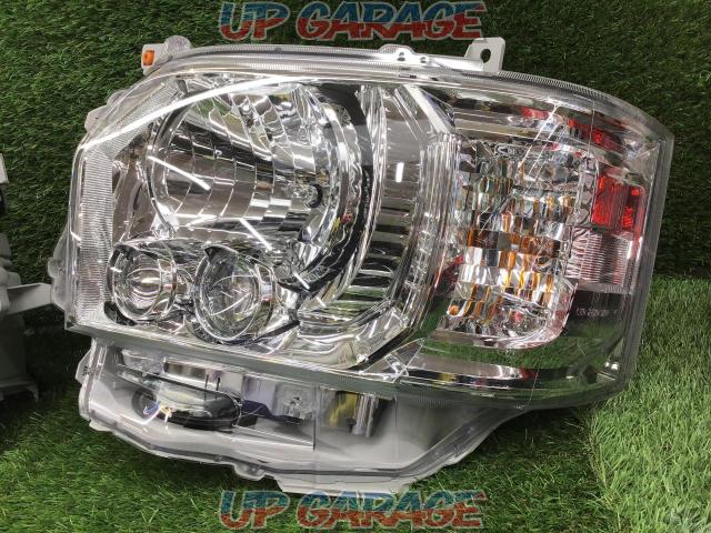 Toyota Genuine
Genuine LED headlights
Right and left
■
Hiace 200-02
