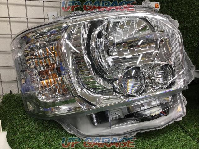 Toyota Genuine
Genuine LED headlights
Right and left
■
Hiace 200-03