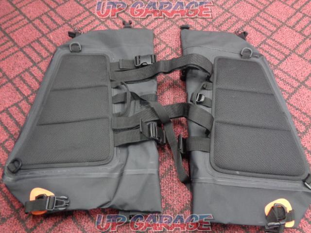 DOPPEL
GANGER
DBT393
Tarpaulin side bag
black
Capacity: 40L (one side 20L)-03