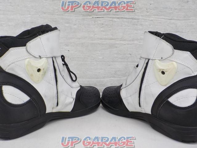 KOMINE (Komine)
Air through riding shoes
BK-068
Size: 26.5-04
