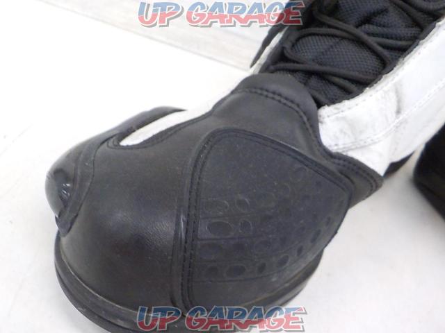 KOMINE (Komine)
Air through riding shoes
BK-068
Size: 26.5-05