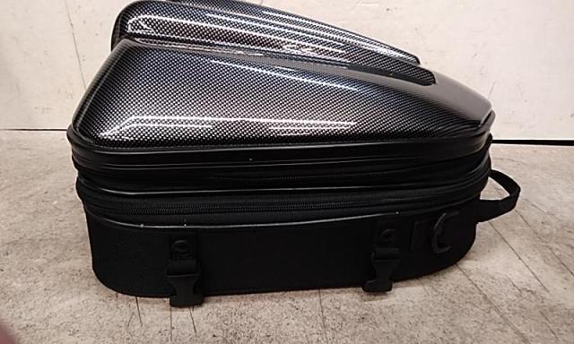 Moto Fizz Shell Seat Bag
(Carbon handle)-03