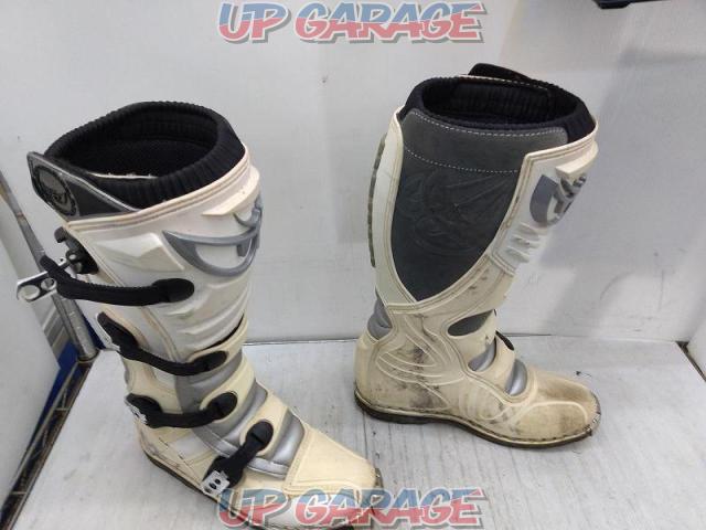 BERIK
CONTENDER
Racing boots-02