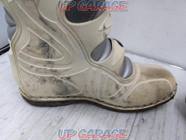 BERIK
CONTENDER
Racing boots-06