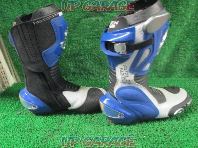ARLEN
NESS Perforated Racing Boots
Blue / black / white
Size:EUR41(25.5cm)
Product code: AAIMM-0007-07